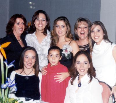 Mary Carmen de Cicero, Ana Isabel de Sifuentes, Mary Tere de Garza, Mayte de Cantú, Malena de Marmolejo, Mary Jose Borbolla y Rosy de Pámanes acompañaron a la futura contrayente Maica Borbolla en su fiesta de despedida.