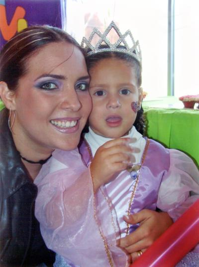 Alexia González Urrea con su mamá Laura Urrea de González en la fiesta que le ofrecieron recientemente con motivo de su tercer año de vida.