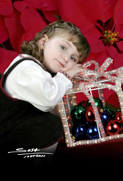 Niña Margarita Mafud González en una fotografía de estudio con motivo de la Navidad