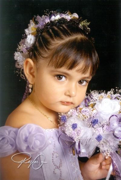 Niña Melissa Gabriela Sánchez  en una fotografía de estudio con motivo de sus tres años de vida, es hija de los señores Mario Sánchez Galindo y Damiana Acosta Perales.