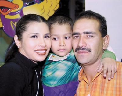 Guillermo Tapia junto a sus papás, Esmeralda Aledina de Tapia y Guillermo Tapia Chávez en su fiesta.