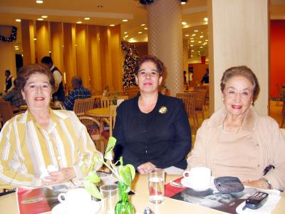 Bertha de Zúñiga, Gaby de Flores y Amparo de Iduñate reunidas en un café.