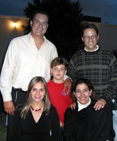 Francisco Meraz, Mónica de Meraz, Luis Ubieto, Rosy de Ubieto y el pequeño Fernando Mafud.