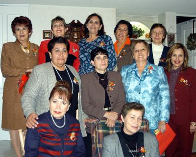 Integrantes del Club  Isabel la Católica captados en  una posada navideña.