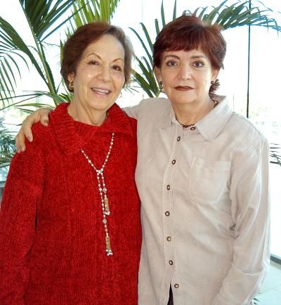 Lupita de Martínez y Conchita de Galván, en un festejo.