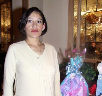 Marian Ramírez de Ruíz en la fiesta de regalos que le preparó Juanita de Ruiz.