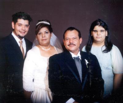 Sr. José Antonio Rocha González y C.P. Rosa María Muñoz Martínez en una fotografía de estudio con motivo de su 25 aniversario de bidas acomoañados por sus hijos Ángel  Antonio y Blanca Cristina Rocha Muñoz.