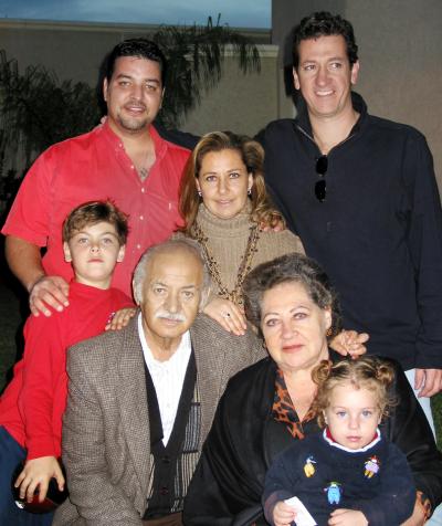 Fernando Mafud y Mayrna de Mafud acompañada de su hija Myrna y sus nietos Fernando y Renata y de sus amigos Juan carlos y Sam.