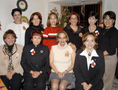 Fueron captadas en una reunión navideña, las señoras Pereyra.