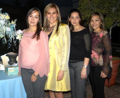 Deneb G. de Nohra con las organizadoras de su fiesta de canastilla, Brenda de Haro, Jimena de Chibli y Jéssica Rodríguez.