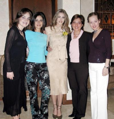 Ana Máynez Varela junto a Claudia, Aurora y Ana González Berlanga e Isabel Máynez en la fiesta pre nupcial que le ofrecieron.