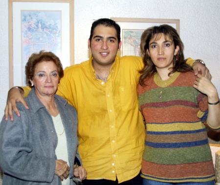 Arturo Alfredo Mendoza Jaik el día que celebró su cumpleaños junto a Lucía González de Jaik y Concepción Jaik de Mendoza