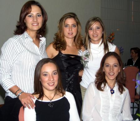 17 de diciembre 
Maica Borbolla acompañada de sus primas Mayte Garza, Ana Isabel, Malena y Susaba Borbolla en su primera despedida de soltera.