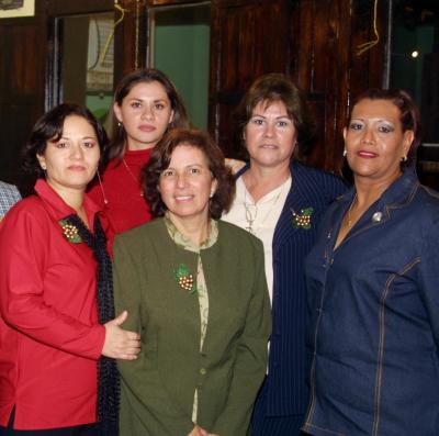 Lourdes Villegas captada con sus amigas en la posada navideña que le organizó en días pasados