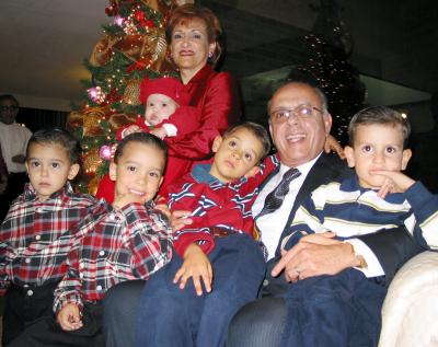 Armando Martínez Herrera y Leticia Alcázar de Martínez con sus nietos José Alfredo, Ricardo, Emiliano, Diego y Alejandro.