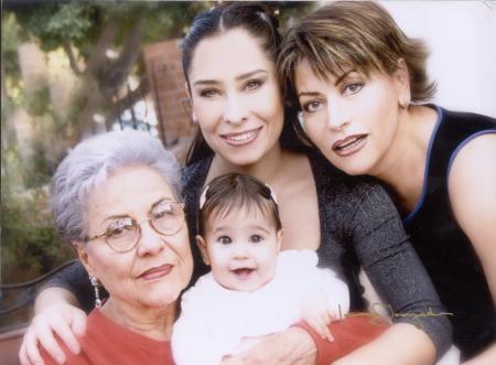 Mela García de Serna, Lorena Tamayo de Braña, Linda Serna de Tamayo y niña Jimena Braña Tamayo forman cuatro generaciones de estimable familia lagunera.