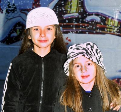 Frida y Camila  Reynoso Rivas en un festejo infantil.