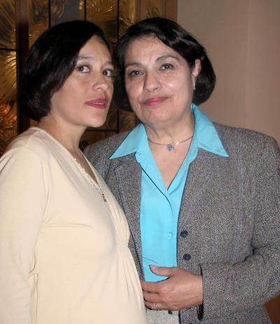 Marian Rodríguez de Ruiz con la anfitriona de su  fiesta de canastilla, Juanita de Ruiz