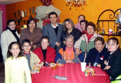 Martha de Gutiérrez, Dora Domínguez, Licha de Rodríguez, Lupita de Wong, Leticia de Salazar, Gloria Regina, Rosaura de Muñoz, Martha de Flores, Ale de Núñez, Hugo Núñez, Hugoalexei y Alexa Núñez.