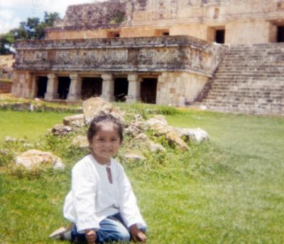 Andrea Judith Orona Uc en un viaje que realizó a Uxmal, Yucatán, es hija de los señores Mario Esteban Orona Martínez y Claudia Uc de Orona.