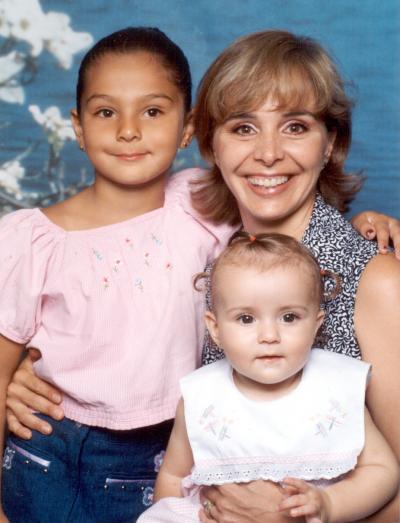 Angie Milán de González con sus hijas Daniela y Angie González Milán, quienes radican en Guadalajra, Jalisco.