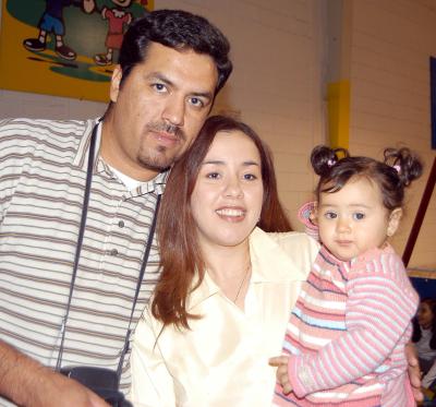 María Fernanda Valdez Flores con papás Carlos Valdez y Zulema Flores en pasado festejo infantil.