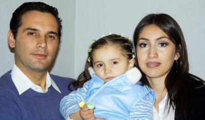 Natalia Estefanía Díaz López con sus papás, Ramiro Julio Díaz Villarreal y Mónica López Ríos, en un convivio infantil.