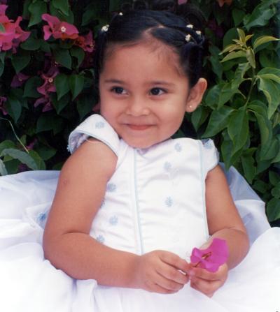 Niña Andrea Judith Orona Uc en una fotografía de estudio con motivo de sus tres años de vida, es hija de los señores, Ing. Mario Esteban Orona Martínez y C.P. Claudia B. Uc de Orona.