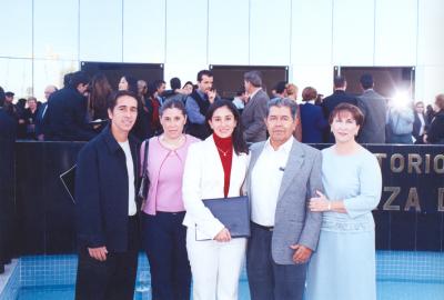 Alejandro López Amor y Pilar Necochea de López Amor con sus hijos, Alejandro, Pilar y Lorena en pasado festejo de graduación.