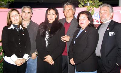 Antonio González y Dulce de González , Francisco Alburquerque y Patricia de Alburquerque, Federico Perales y Ana María de Perales, en un convivio alusivo a la Nochebuena.