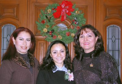 Aurora del Consuelo Benítez en la fiesta de despedida que le organizaron por su próximo enlace, Irma de Rodríguez y Cecy Martínez.