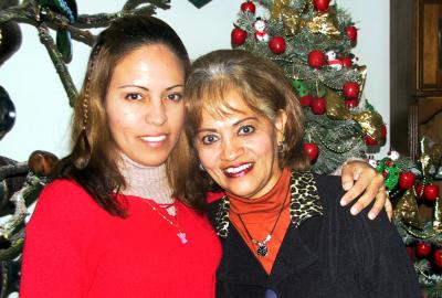 Claudia Mayela Castañeda López junto a su mamá, Rosa María López  de Castañeda, el día que celebró su cumpleaños.