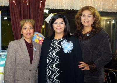 Diana Elizabeth Sandoval de Silva con las organizadoras de su fiesta de canastilla, Carmen García de Sandoval e Irma Juárez de Sandoval.