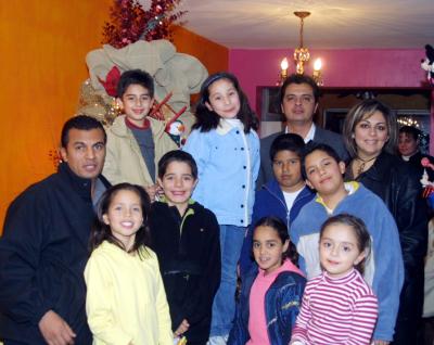 Elexa Núñez, Carlota Silva, Claudia Muñoz, Hugo Núñez, Fernando Flores, Rogelio Flores, Ricardo Wong, Luis Núñez, Hugo Núñez y Alejandro de Núñez captados en su posada navideña.