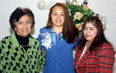 Gloria Graciela Insausti Rodríguez con Evangelina Alemán y Martha Rodríguez, organizadoras de su despedida de soltera.