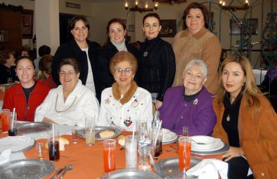 Miembros del grupo de la Armonía para el Adulto Mayor del Parque España en su posada navideña.