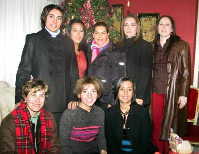 Montserrat Aizpuru, Ana Vázquez, Adriana Natera, Mayela Vázquez, Adriana Salazar, Batia Cano, Gaby Santibáñez y Ana Alejandra Ramos, grupo de amigas que se reunió para celebrar la llegada de la Navidad.