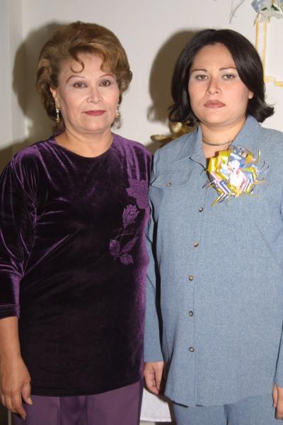 Rosalinda Martínez Rodríguez con la anfitriona de su fiesta de canastilla, Rosalinda  Rodríguez de Martínez.