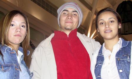 Estefany, Ramiro y Gaby captados en conocido centro comercial.