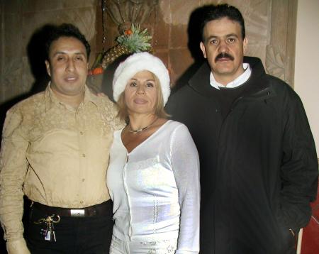 Román Flores, Olga de la Torre y Gerardo Arratia, en una posada navideña.