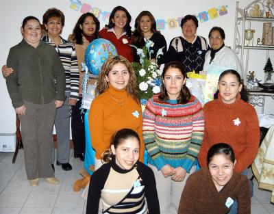 Beatriz Adriana Estrada García, acompañada de algunas de las asistentes a su fiesta de cantastilla.