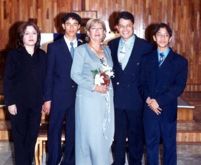 Juan Hernández Camacho y María Hilda Gómez de Hernández celebraron sus Bodad de Plata el pasado 15 de diciembre acompañados por sus hijos, Gilda, Juan Carlos y Saúl Orlando.