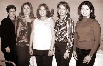  22 de diciembre de 2003  
Verónica Villalobos de Guzmán acompañada de María del Rosario Amezcua de Villalobos, Gabriela Villalobos, Cristina de Villalobos y Katy de Villalobs organizadoras de su fiesta de canastilla.