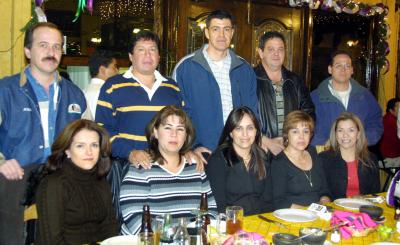 Jesús y Claudia Gamboa, Efrén y Edith Rodríguez, Jesús y Ana Tere Ramírez, Eduardo y Paty Burgos, Jesús y Mireya González, en un convivio con motivo de las fiestas decembrinas.