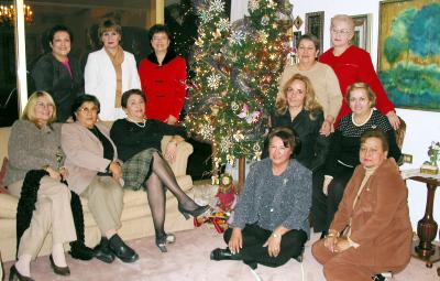  23 de diciembre  
Nancy de Lozano, Licha de Rodríguez, Marcela de Araujo, Lety de Castro, Cecilia de Ortiz, Vicky de Ortiz, Juanita de Nájera y Luz de Escobosa en una reunión previa a la Navidad.