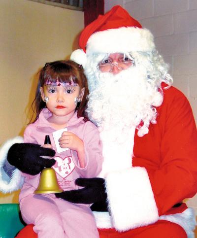 Ana Cris Wong Grajeda en un festejo infantil con motivo de la Navidad.