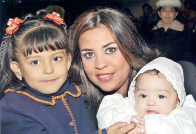 Alejandra Cisneros de Marroquín con sus hijas Mariana y María Alejandra Marroquín Cisneros, en reciente festejo social.