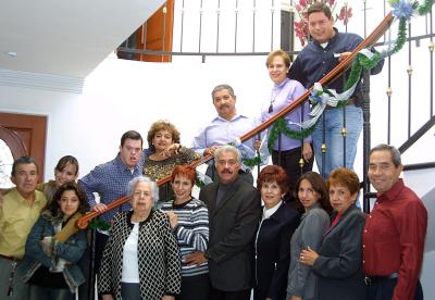 Socorrito, Margarita, Fernando, Lety, Adriana, Chelito, Paco, Zenón, Vero, Gaby, Gunther, Leonor, Heriberto, Dulce y Beto en un convivio navideño.