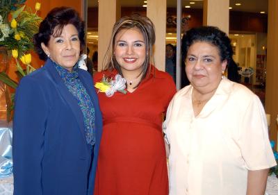 Gabriela Elizabeth Hernández de Ramírez acompañada de dos de las organizadoras de su fiesta de canastilla.