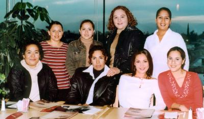 Norma Orona, Nidia Ortiz, Nancy Barrera, Lupita Ortiz, Sofía Muñoz, Verónica Martínez, Tania Cháirez y Alejandra Chávez, captadas en un restaurante de la localidad.